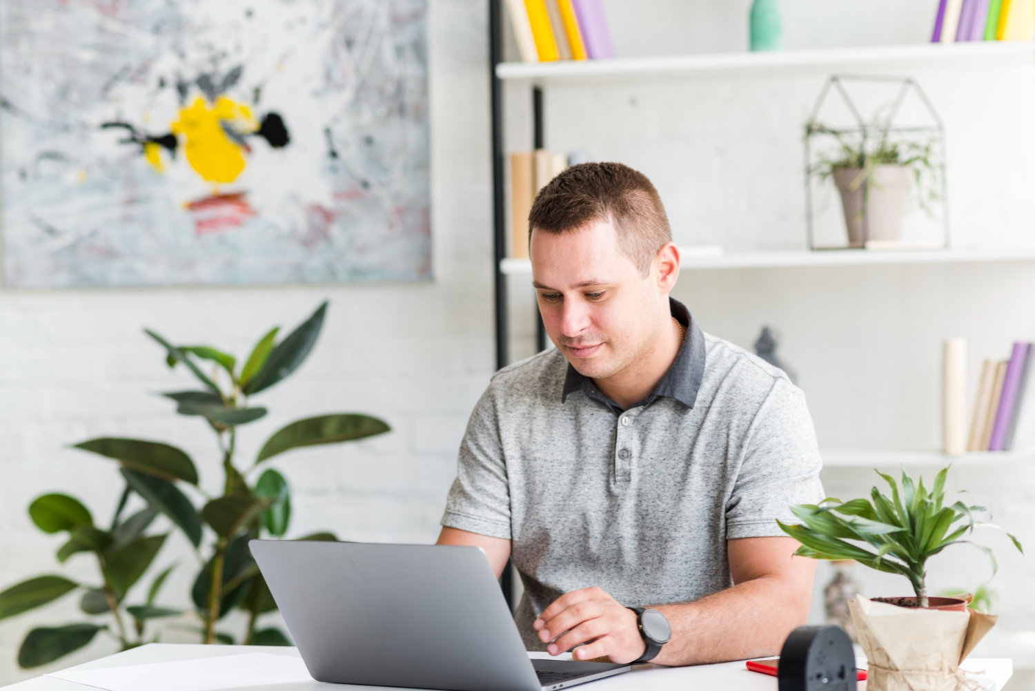 Курирующий специалист. Нурлан Магомедов. Обычный парень с ноутбуком. Man with Laptop. 3d man with Laptop.