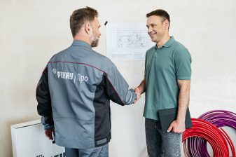 Заказчик принимает работу монтажника