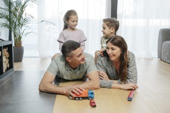 Семья играет на полу