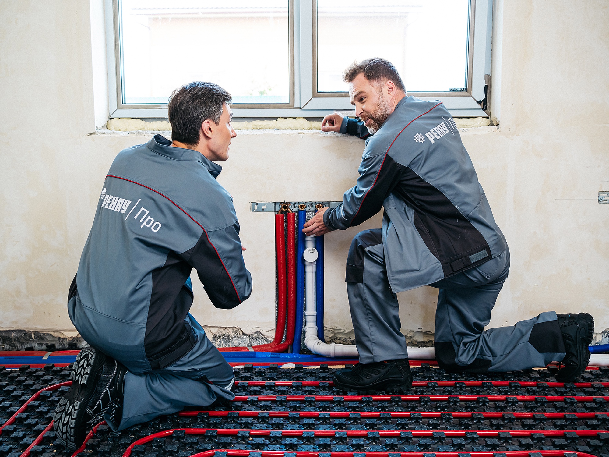 Монтажники работают