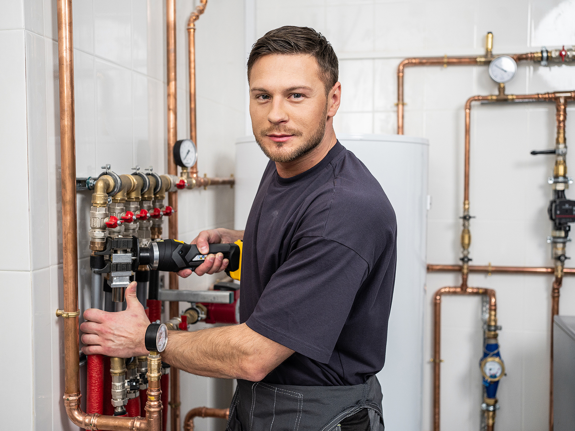 Монтажник собирает узел