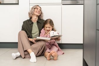 Женщина и девочка на полу