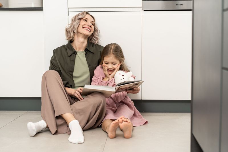 Семья сидит на теплом полу