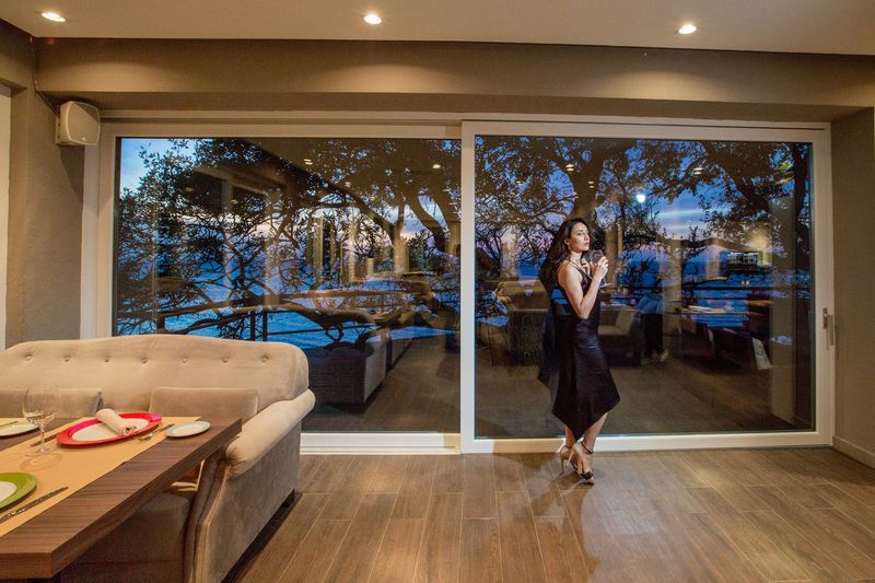 Женщина перед окном