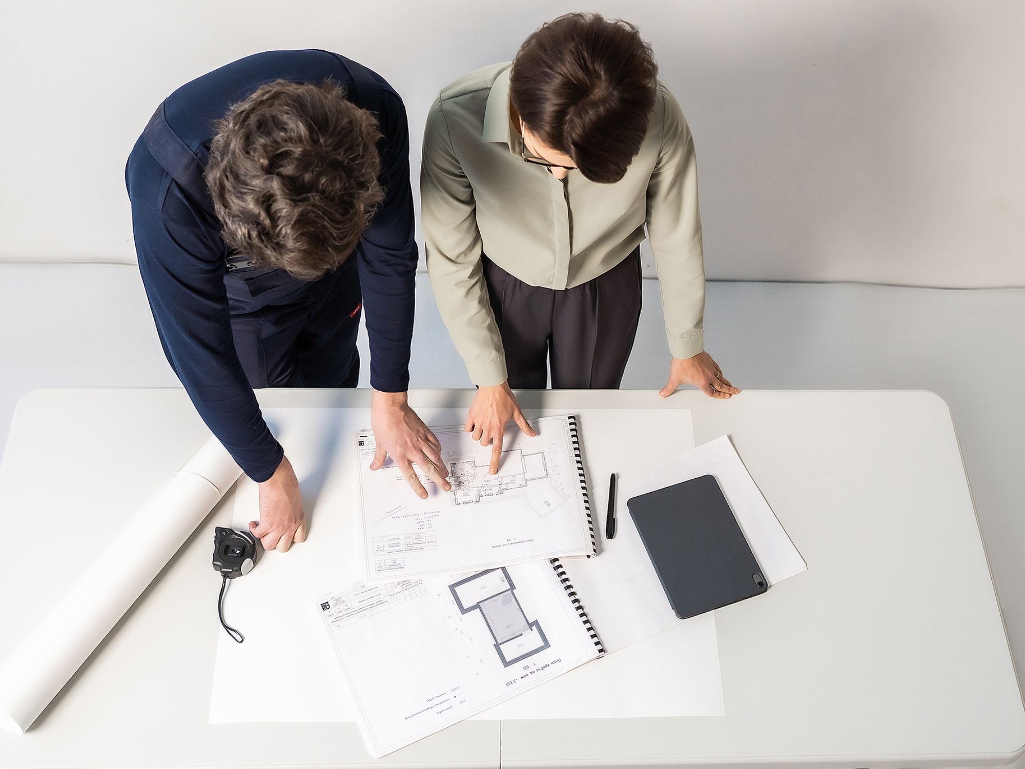 Монтажник объясняет техническую документацию