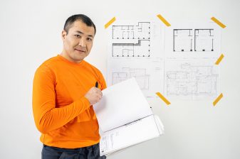 Монтажник с проектом