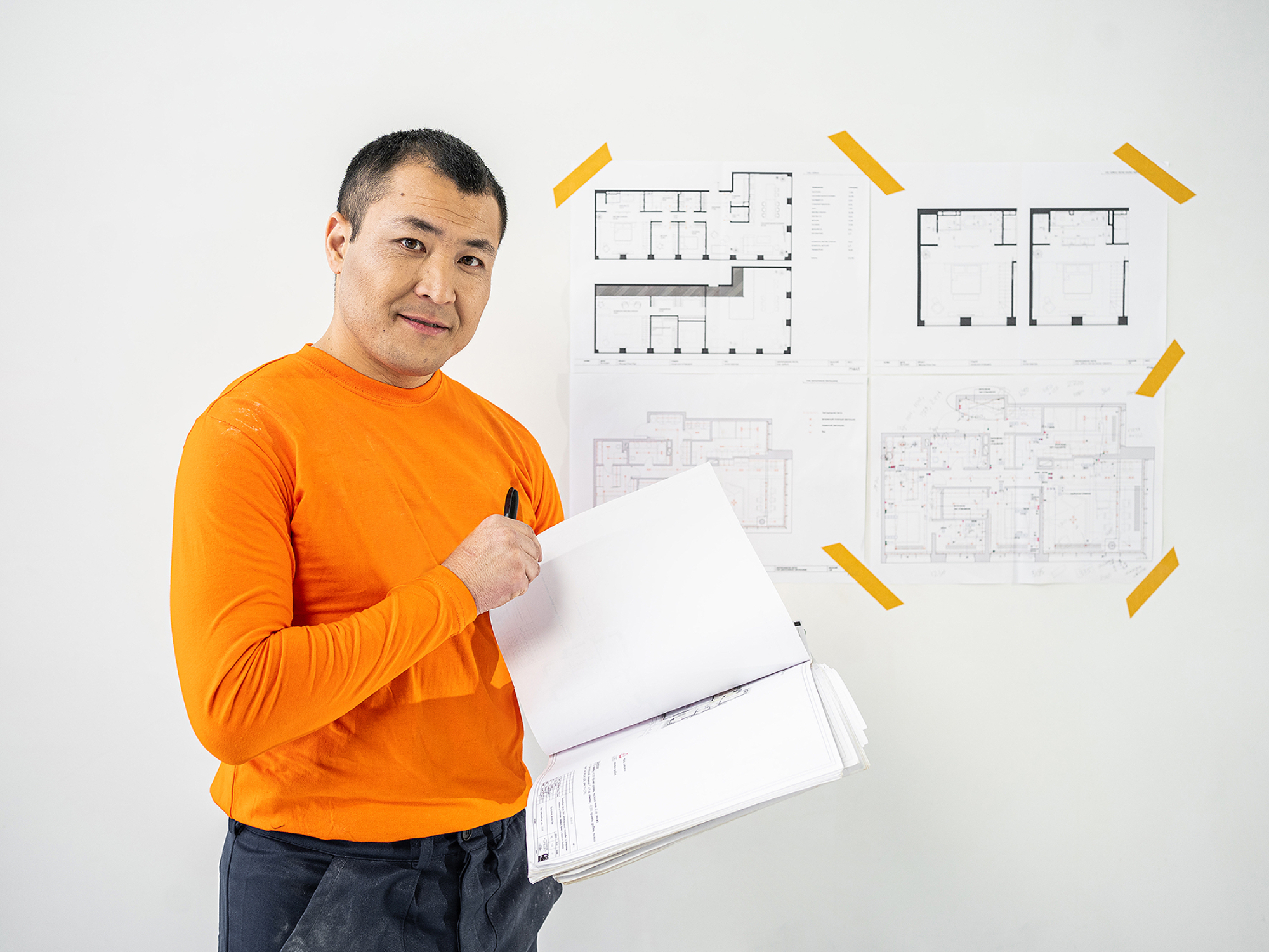 Монтажник с проектом