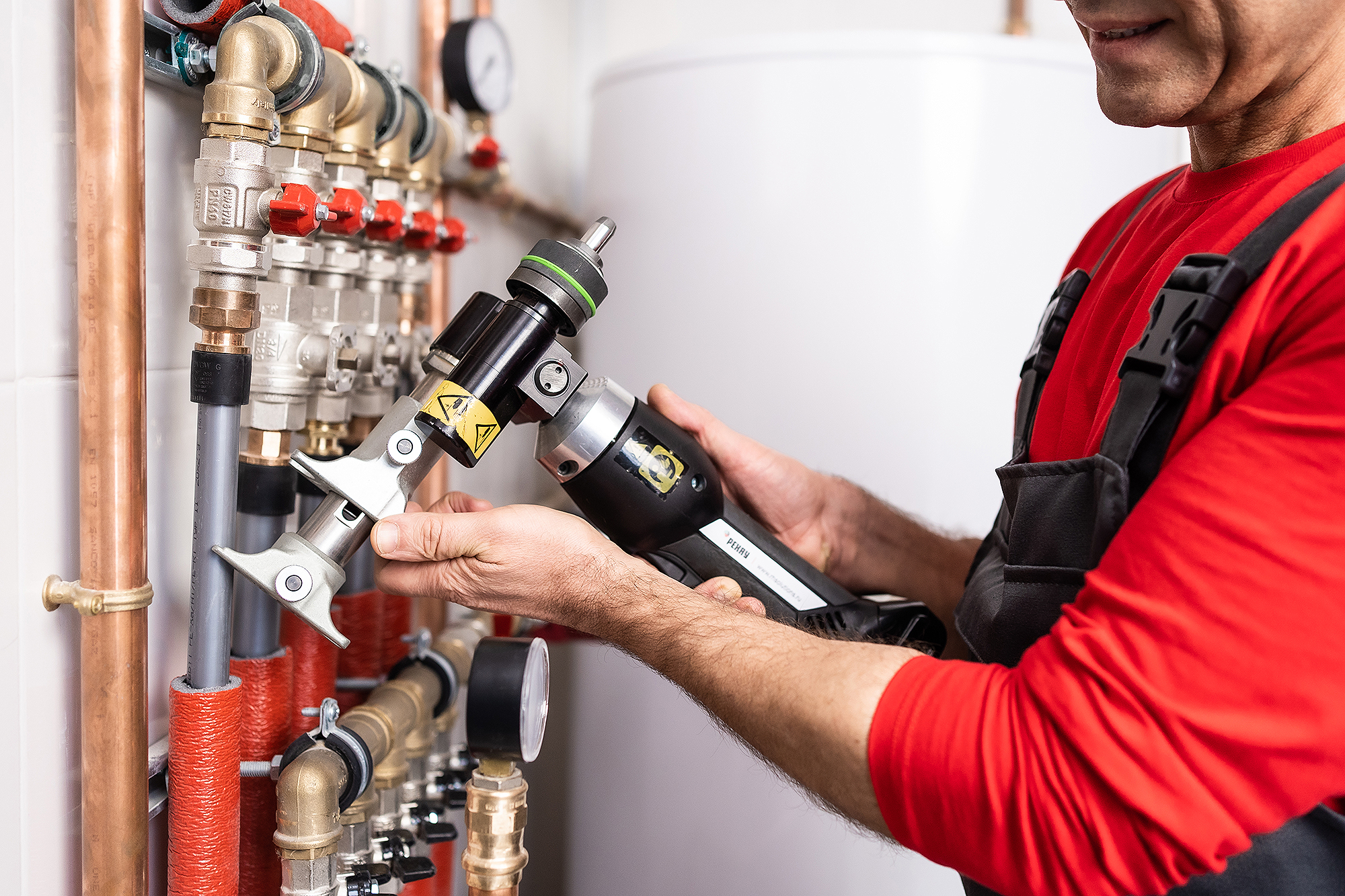 Монтажник устанавливает трубы