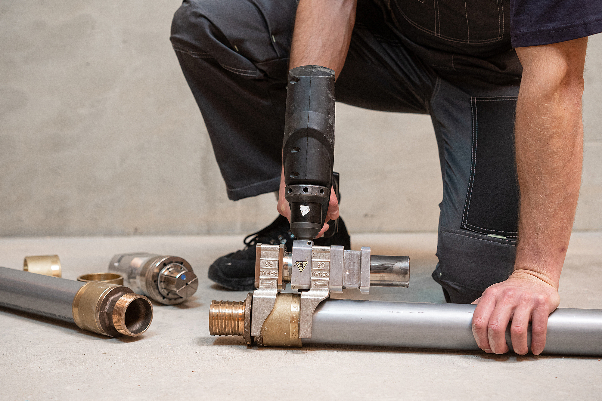 Специалист устанавливает инженерную систему